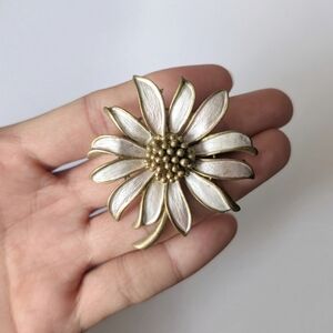Vintage pin brooch Daisy flower white enamel Gold brass tone
